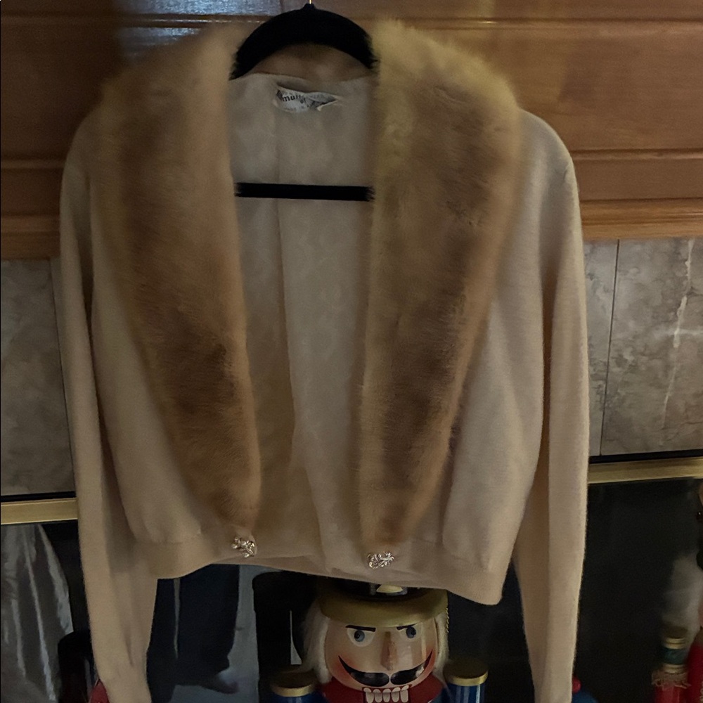 Elegant Cashmere Cardigan with RealFur Collar